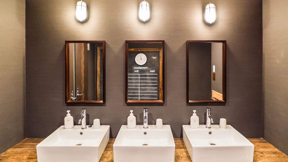 Momiji Lodge - Bathroom With Three Sinks